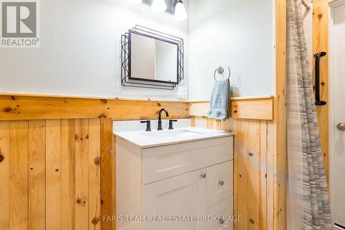 7353 Davy Drive, Ramara, ON - Indoor Photo Showing Bathroom