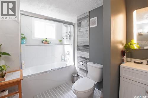 18 Kyle Street, Regina, SK - Indoor Photo Showing Bathroom
