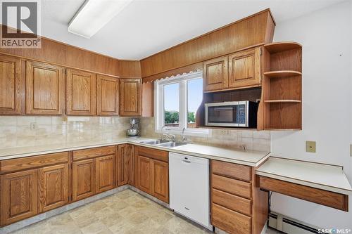 139 Wright Crescent, Biggar, SK - Indoor Photo Showing Kitchen With Double Sink