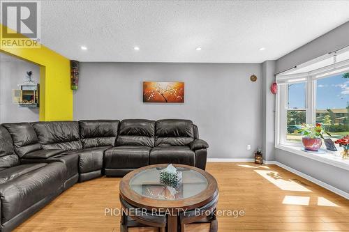 6452 Eastridge Road, Mississauga, ON - Indoor Photo Showing Living Room