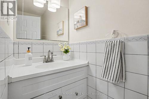 13 Centrepark Drive, Ottawa, ON - Indoor Photo Showing Bathroom