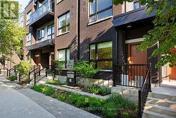6 - 15 BRENTHALL AVENUE  Toronto, ON M2R 0B3
