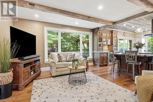 314 7Th Concession Road E, Hamilton, ON - Indoor Photo Showing Living Room