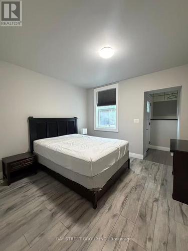 MAIN AND LOWER - 33 DALTON ROAD , Toronto, Ontario M5R 2Y8 4