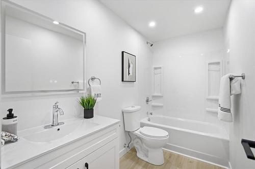 319 Burrows Avenue, Winnipeg, MB - Indoor Photo Showing Bathroom