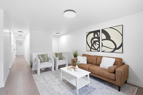 319 Burrows Avenue, Winnipeg, MB - Indoor Photo Showing Living Room