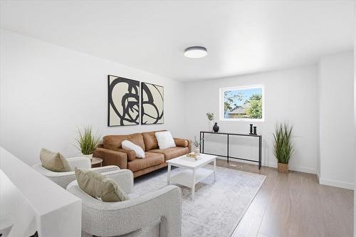 319 Burrows Avenue, Winnipeg, MB - Indoor Photo Showing Living Room