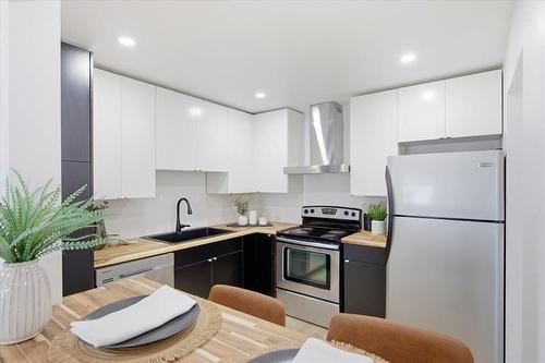 319 Burrows Avenue, Winnipeg, MB - Indoor Photo Showing Kitchen