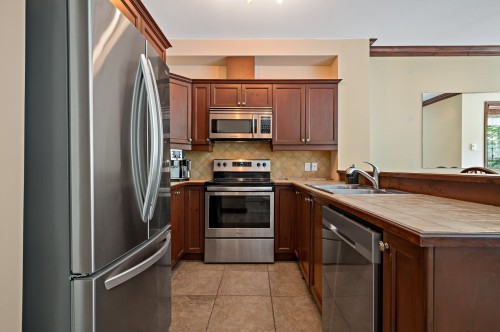 Kitchen - 10-300 Rue Du Mont-Plaisant, Mont-Tremblant, QC - Indoor Photo Showing Kitchen With Double Sink