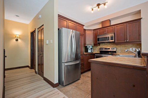 Kitchen - 10-300 Rue Du Mont-Plaisant, Mont-Tremblant, QC - Indoor Photo Showing Kitchen With Double Sink