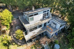 1059 Pat Burns Ave Gabriola Island, BC V0R 1X2
