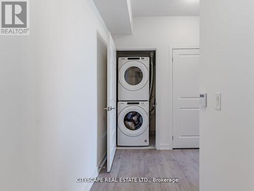 405 - 120 Eagle Rock Way, Vaughan, ON - Indoor Photo Showing Laundry Room