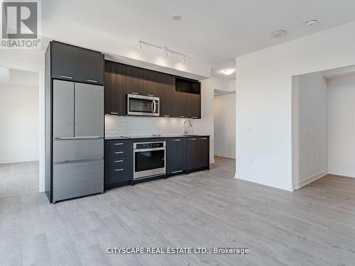 405 - 120 Eagle Rock Way, Vaughan, ON - Indoor Photo Showing Kitchen