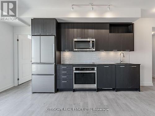 405 - 120 Eagle Rock Way, Vaughan, ON - Indoor Photo Showing Kitchen With Upgraded Kitchen