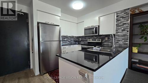 1812 - 2150 Lawrence Avenue E, Toronto, ON - Indoor Photo Showing Kitchen