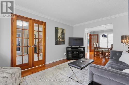 11 Canmore Boulevard, Toronto, ON - Indoor Photo Showing Living Room