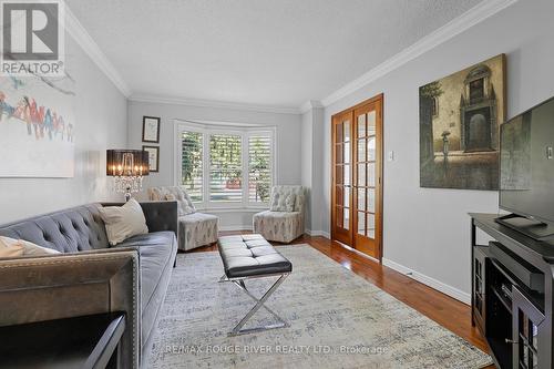 11 Canmore Boulevard, Toronto, ON - Indoor Photo Showing Living Room