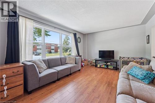 153 Fourth Avenue, Kitchener, ON - Indoor Photo Showing Living Room
