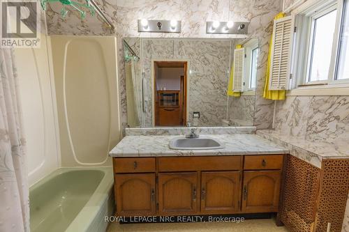 main floor bathroom - 215 Knoll Street, Port Colborne (Main Street), ON - Indoor Photo Showing Bathroom