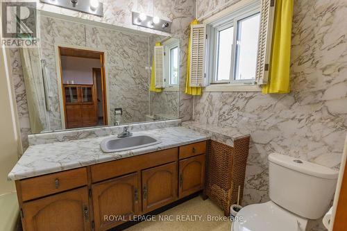 main floor bathroom - 215 Knoll Street, Port Colborne (Main Street), ON - Indoor Photo Showing Bathroom