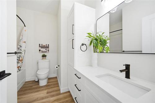 Common Bathroom (Main Floor) - 223 Harmony Lane, Steinbach, MB - Indoor Photo Showing Bathroom