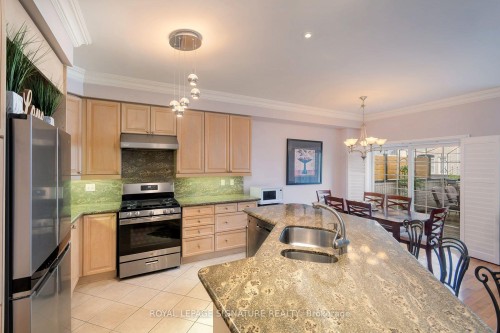 469 Bristol Road W, Mississauga, ON - Indoor Photo Showing Kitchen With Double Sink