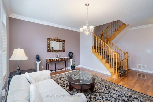 469 Bristol Road W, Mississauga, ON - Indoor Photo Showing Living Room