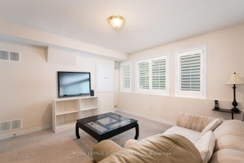 469 Bristol Road W, Mississauga, ON - Indoor Photo Showing Living Room