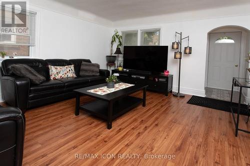 299 Park Street, Kitchener, ON - Indoor Photo Showing Living Room