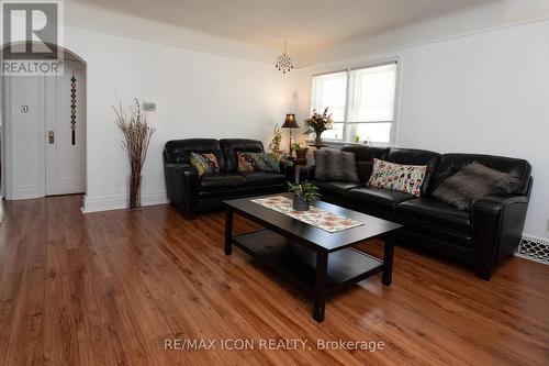 299 Park Street, Kitchener, ON - Indoor Photo Showing Living Room