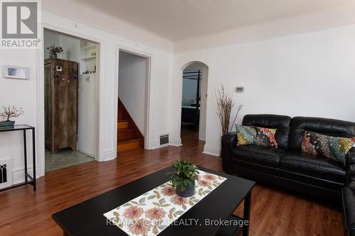 299 Park Street, Kitchener, ON - Indoor Photo Showing Living Room