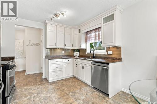 2715 Arlington Avenue, Saskatoon, SK - Indoor Photo Showing Kitchen