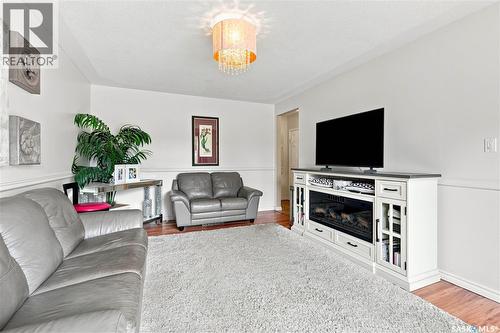 2715 Arlington Avenue, Saskatoon, SK - Indoor Photo Showing Living Room
