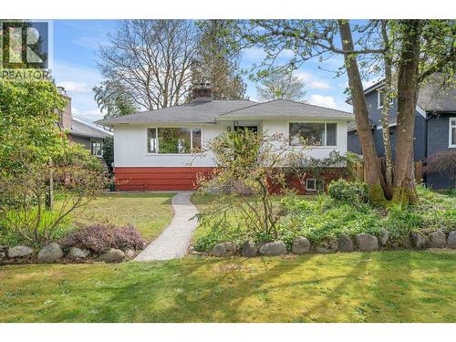 753 E 9Th Street, North Vancouver, BC - Outdoor