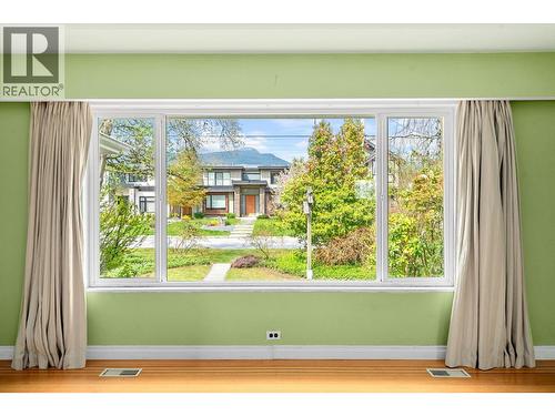 753 E 9Th Street, North Vancouver, BC - Indoor