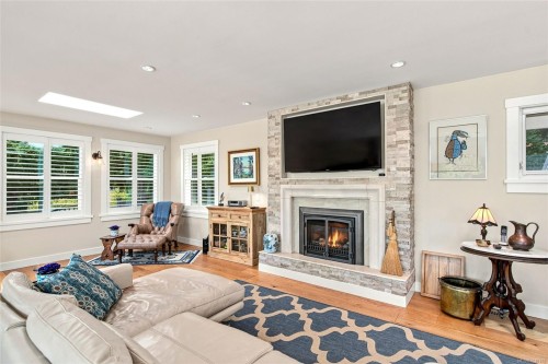 549 Memorial Ave, Qualicum Beach, BC 