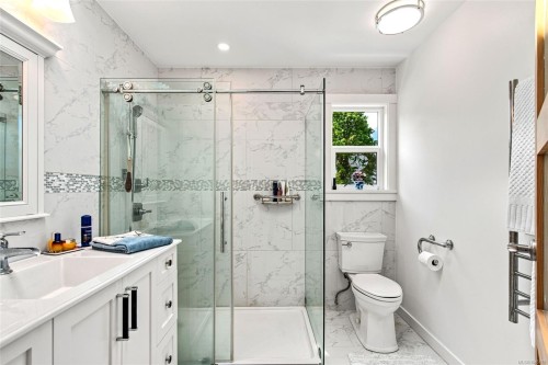 549 Memorial Ave, Qualicum Beach, BC 