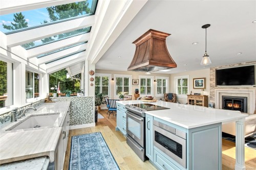 549 Memorial Ave, Qualicum Beach, BC 