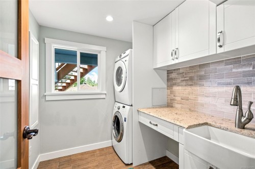 549 Memorial Ave, Qualicum Beach, BC 
