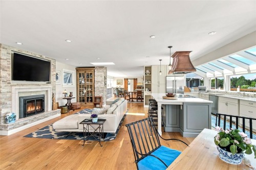 549 Memorial Ave, Qualicum Beach, BC 