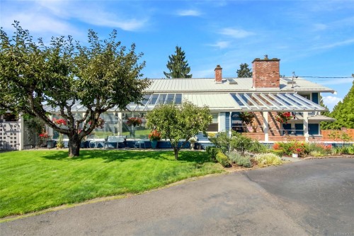 549 Memorial Ave, Qualicum Beach, BC 