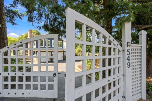549 Memorial Ave, Qualicum Beach, BC 