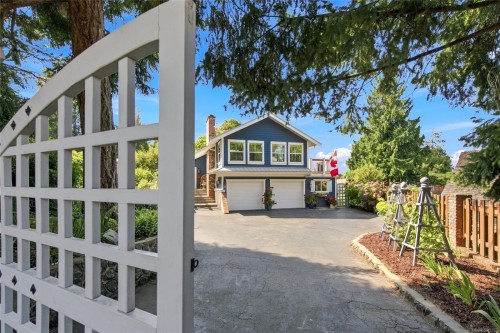 549 Memorial Ave, Qualicum Beach, BC 