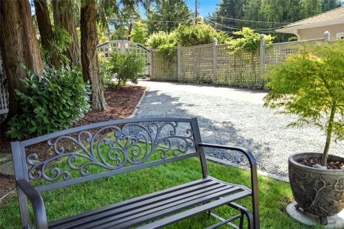 549 Memorial Ave, Qualicum Beach, BC 