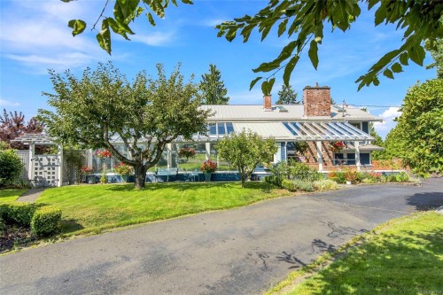 549 Memorial Ave, Qualicum Beach, BC 