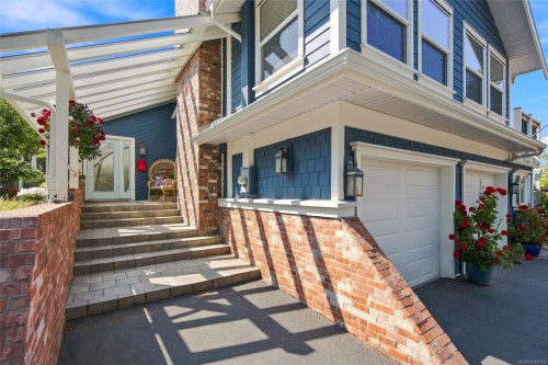 549 Memorial Ave, Qualicum Beach, BC 