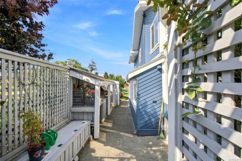 549 Memorial Ave, Qualicum Beach, BC 