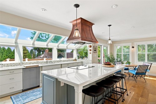 549 Memorial Ave, Qualicum Beach, BC 