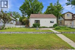 75 Iroquois STREET W  Moose Jaw, SK S6H 5A4
