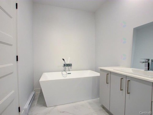 Bathroom - 1735 Rue Soucy, Longueuil (Saint-Hubert), QC - Indoor Photo Showing Bathroom